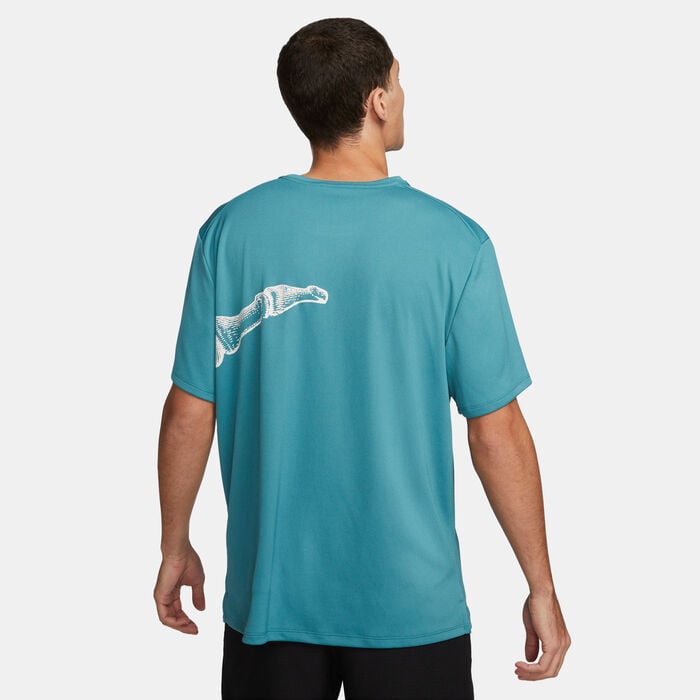 Nike Men's Dri-FIT UV Run Division Miller T-Shirt Green Nike Men's Dri-FIT UV Run Division Miller T-Shirt Green image number 2
