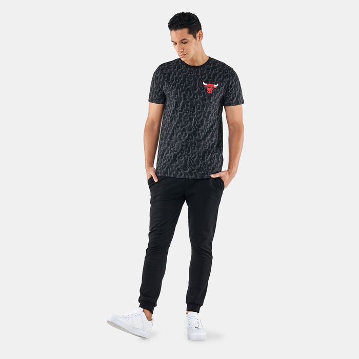 New Era Men's NBA Seasonal Chicago Bulls Allover Print T-Shirt Grey New Era Men's NBA Seasonal Chicago Bulls Allover Print T-Shirt Grey image number 2