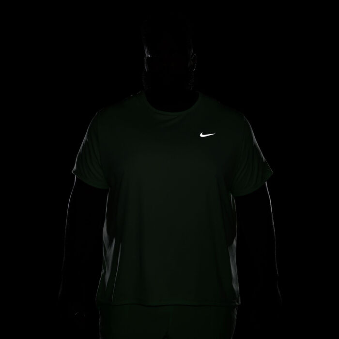 Nike Men's Miler Dri-FIT UV Running T-Shirt Green Nike Men's Miler Dri-FIT UV Running T-Shirt Green image number 4
