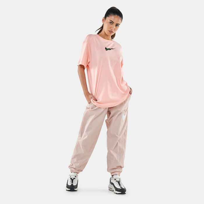 Nike Women's Sportswear BF V-Day T-Shirt Pink Nike Women's Sportswear BF V-Day T-Shirt Pink image number 2