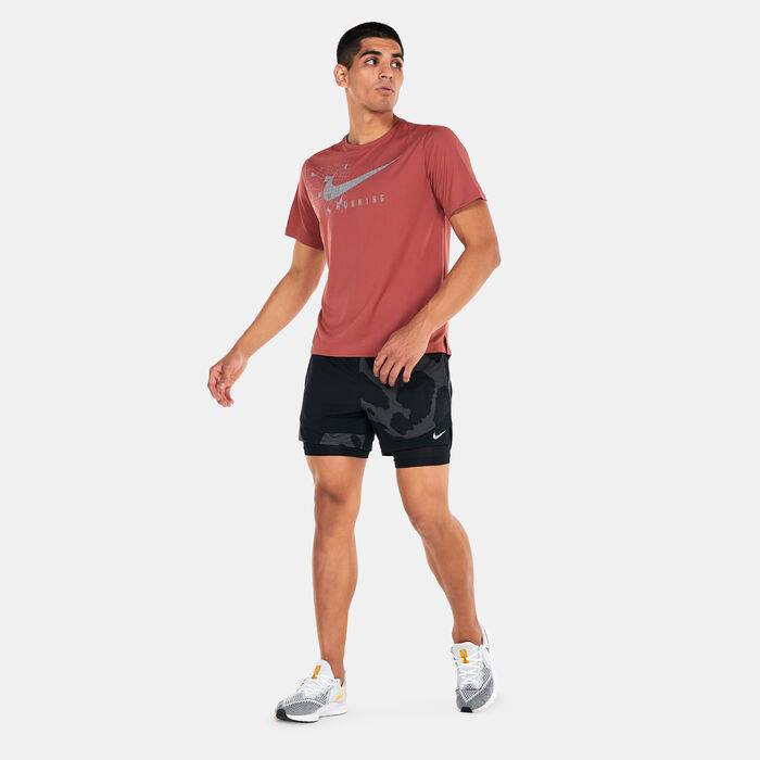 Nike Men's Dri-FIT UV Miler Run Division Graphic T-Shirt Red Nike Men's Dri-FIT UV Miler Run Division Graphic T-Shirt Red image number 2