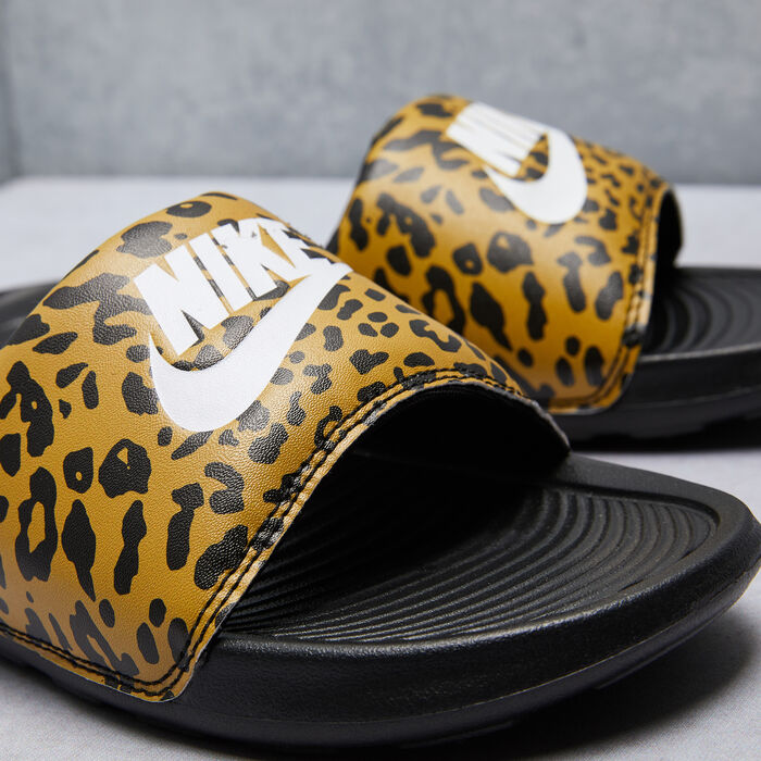 Nike Women's Victori One Printed Slide Brown Nike Women's Victori One Printed Slide Brown image number 4