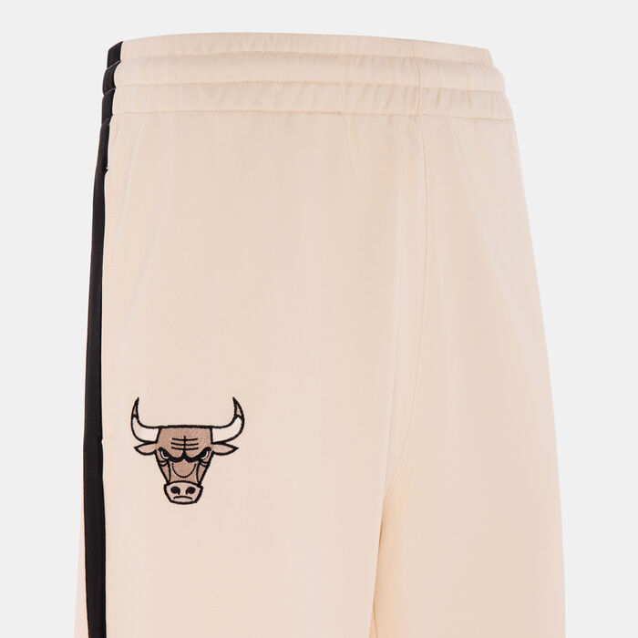 New Era Men's NBA Chicago Bulls Lifestyle Straight Joggers Beige New Era Men's NBA Chicago Bulls Lifestyle Straight Joggers Beige image number 2