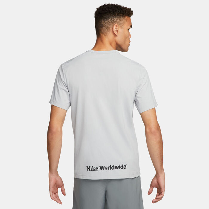 Nike Men's Dri-FIT UV Hyverse T-Shirt Grey Nike Men's Dri-FIT UV Hyverse T-Shirt Grey image number 1
