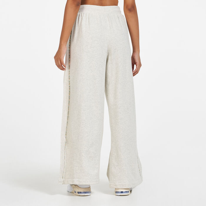 Nike Women's Sportswear Earth Day Pants Ivory image number 1