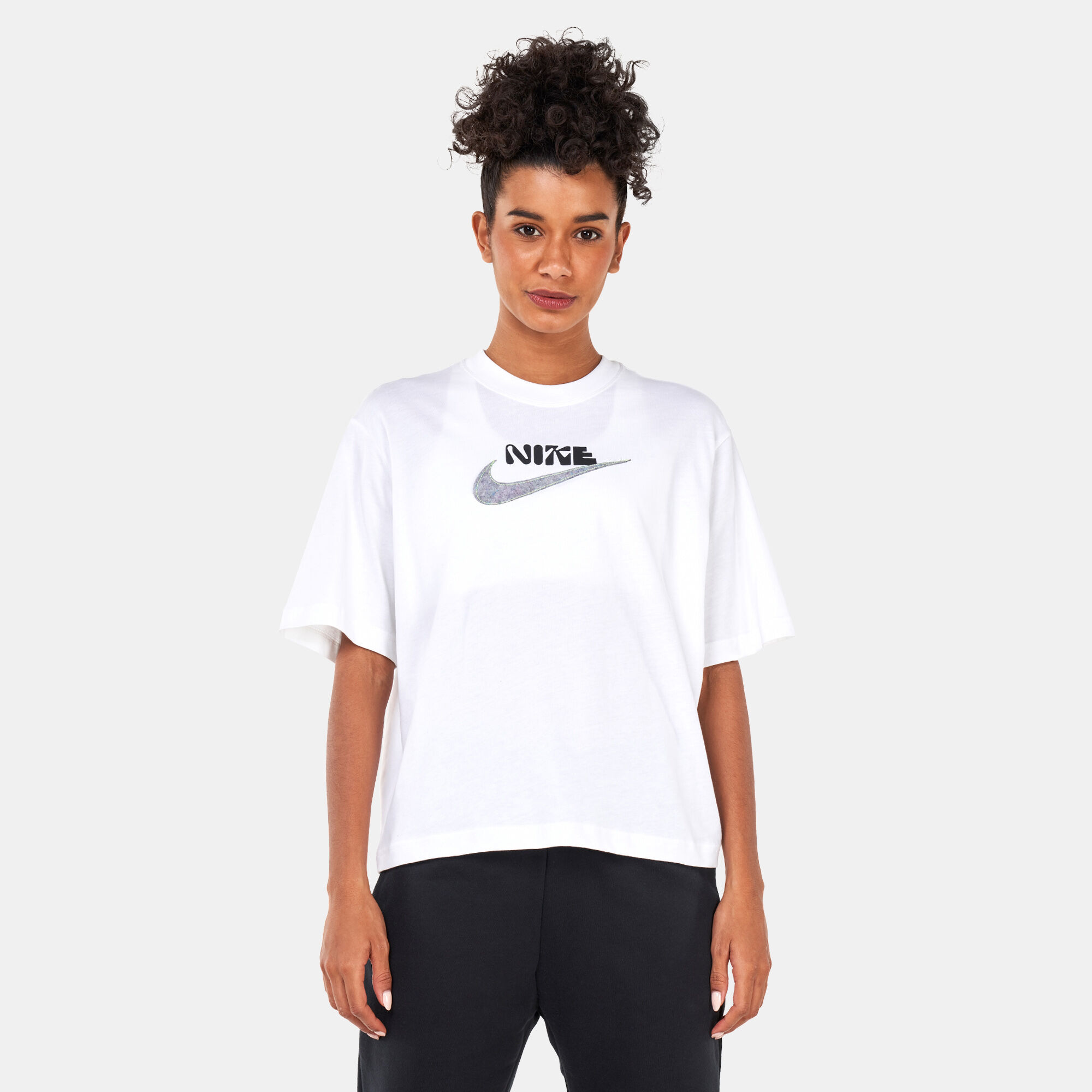 White cropped nike shirt 2025