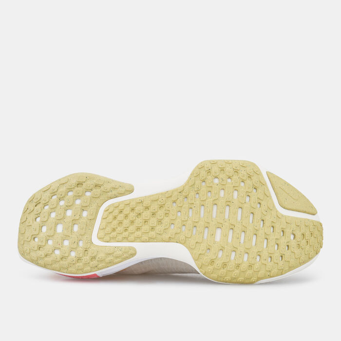 Nike Women's ZoomX Invincible 3 Road Running Shoes Ivory Nike Women's ZoomX Invincible 3 Road Running Shoes Ivory image number 4