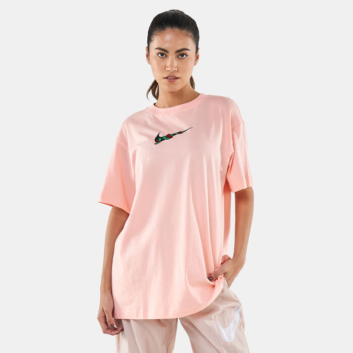 Nike Women's Sportswear BF V-Day T-Shirt Pink Nike Women's Sportswear BF V-Day T-Shirt Pink image number 0