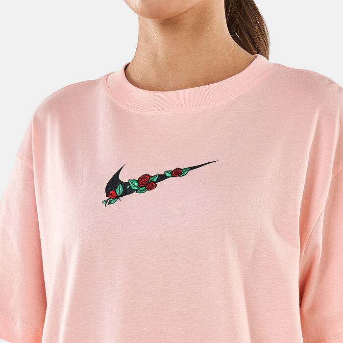 Nike Women's Sportswear BF V-Day T-Shirt Pink Nike Women's Sportswear BF V-Day T-Shirt Pink image number 3