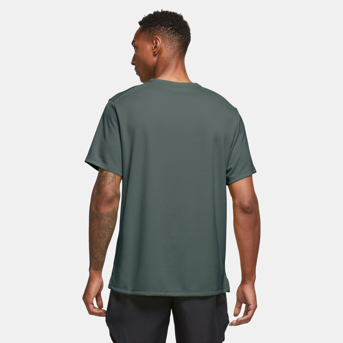 Nike Men's Miler Dri-FIT UV Running T-Shirt Green Nike Men's Miler Dri-FIT UV Running T-Shirt Green image number 1