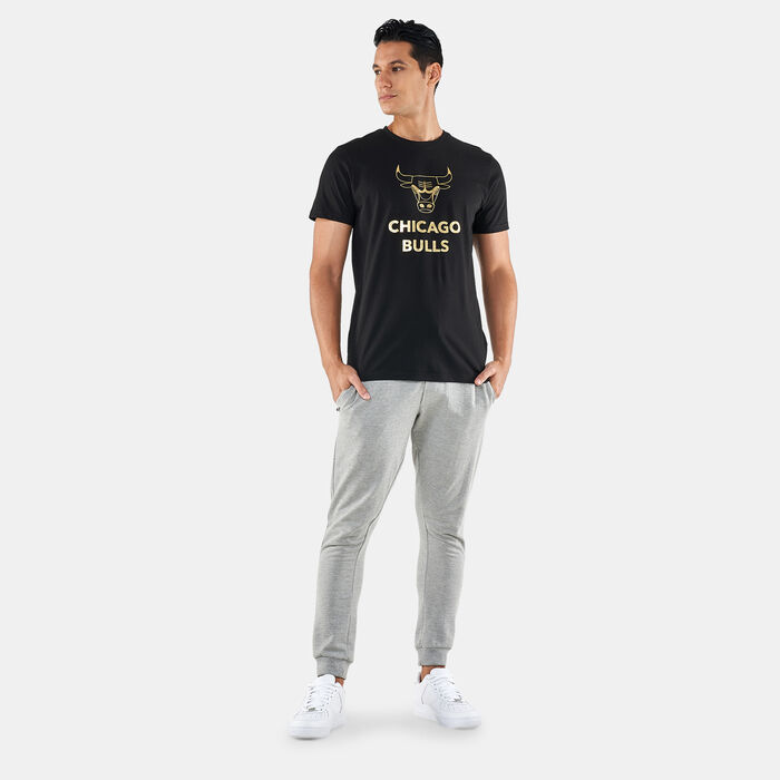 New Era Men's NBA Chicago Bulls Metallic Logo Black T-Shirt Black New Era Men's NBA Chicago Bulls Metallic Logo Black T-Shirt Black image number 2