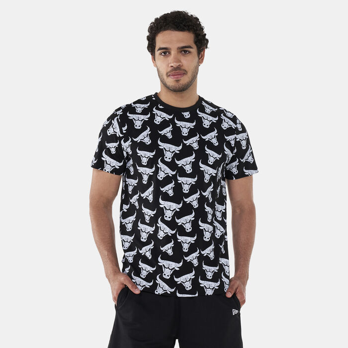 New Era Men's Chicago Bulls All Over Print Distressed T-Shirt Black New Era Men's Chicago Bulls All Over Print Distressed T-Shirt Black image number 0