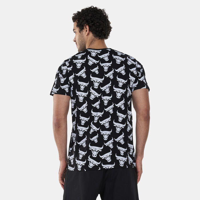 New Era Men's Chicago Bulls All Over Print Distressed T-Shirt Black New Era Men's Chicago Bulls All Over Print Distressed T-Shirt Black image number 1