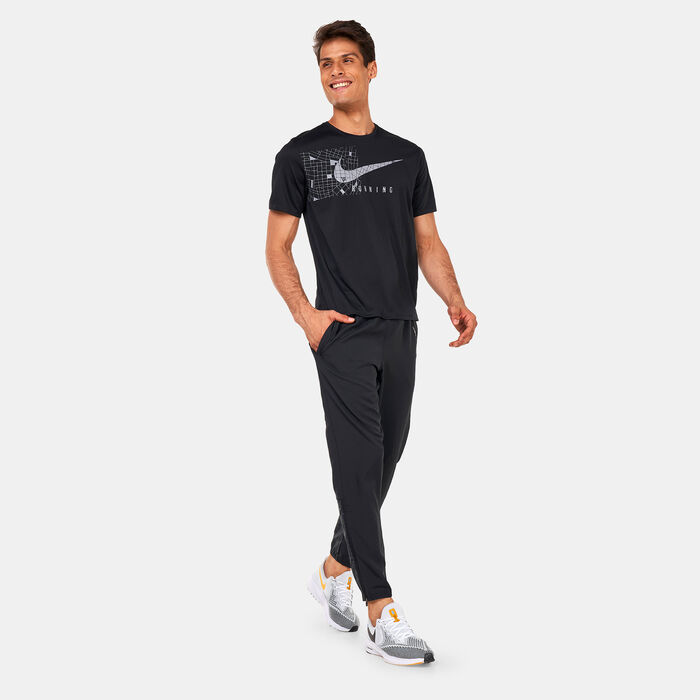 Nike Men's Dri-FIT UV Miler Run Division Graphic T-Shirt Black Nike Men's Dri-FIT UV Miler Run Division Graphic T-Shirt Black image number 2