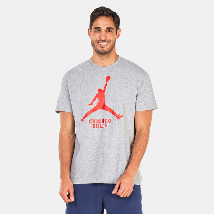 Jordan Men's NBA Chicago Bulls Essential T-Shirt Grey Jordan Men's NBA Chicago Bulls Essential T-Shirt Grey image number 0