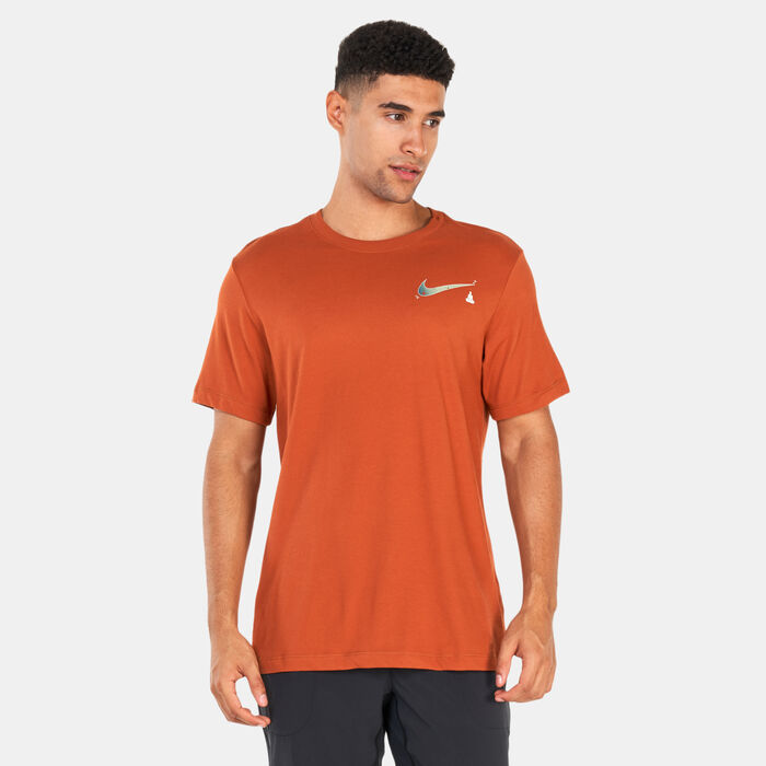 Nike Men's Dri-FIT Yoga T-Shirt Brown Nike Men's Dri-FIT Yoga T-Shirt Brown image number 0