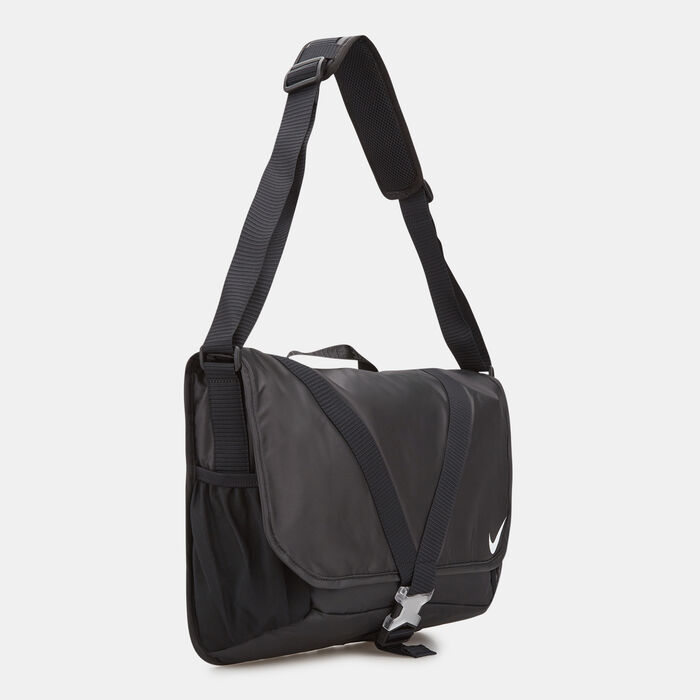 Nike Men's Sportswear Essentials Messenger Bag (17L) Black Nike Men's Sportswear Essentials Messenger Bag (17L) Black image number 2