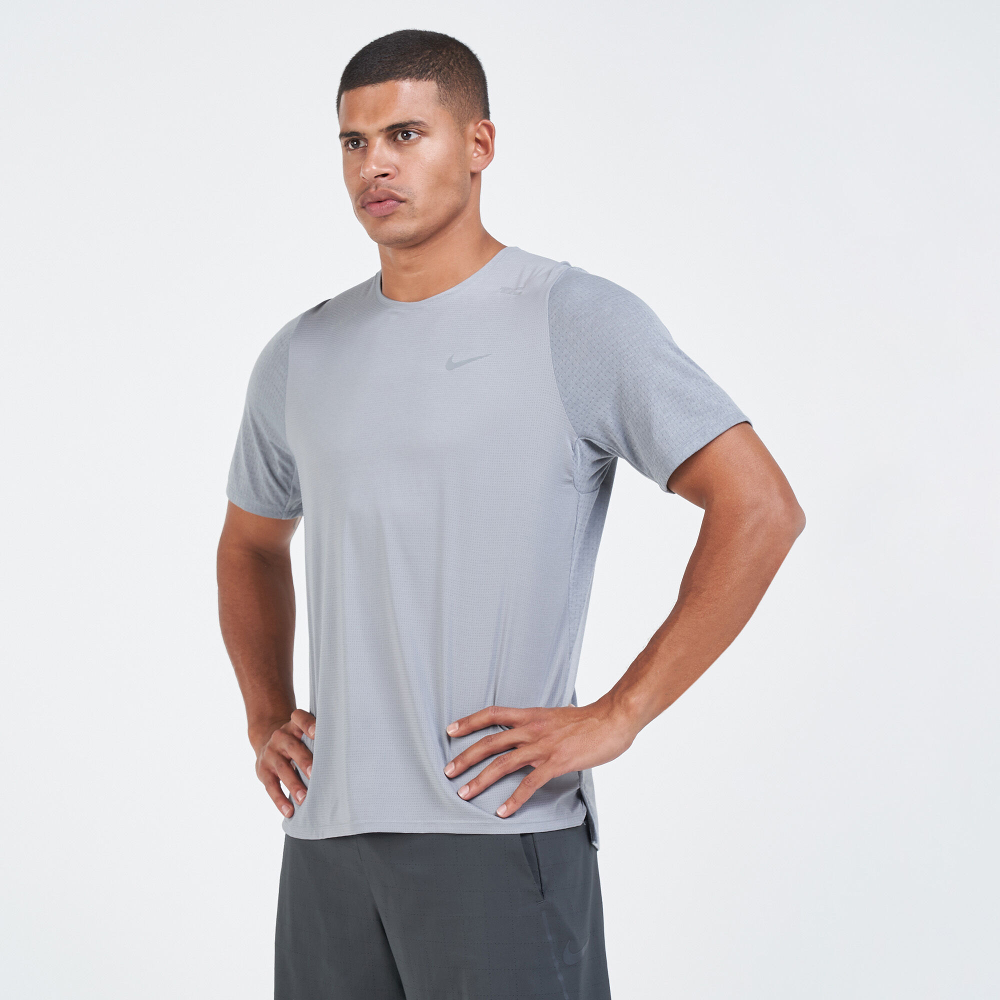 Men s Breathe Rise 365 Hybrid T Shirt Grey Nike in Qatar SSS